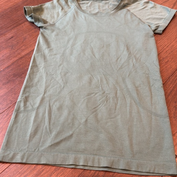 lululemon athletica Swiftly Tech Short Sleeve Tee - Green Hip Length size 6 - Picture 2 of 4